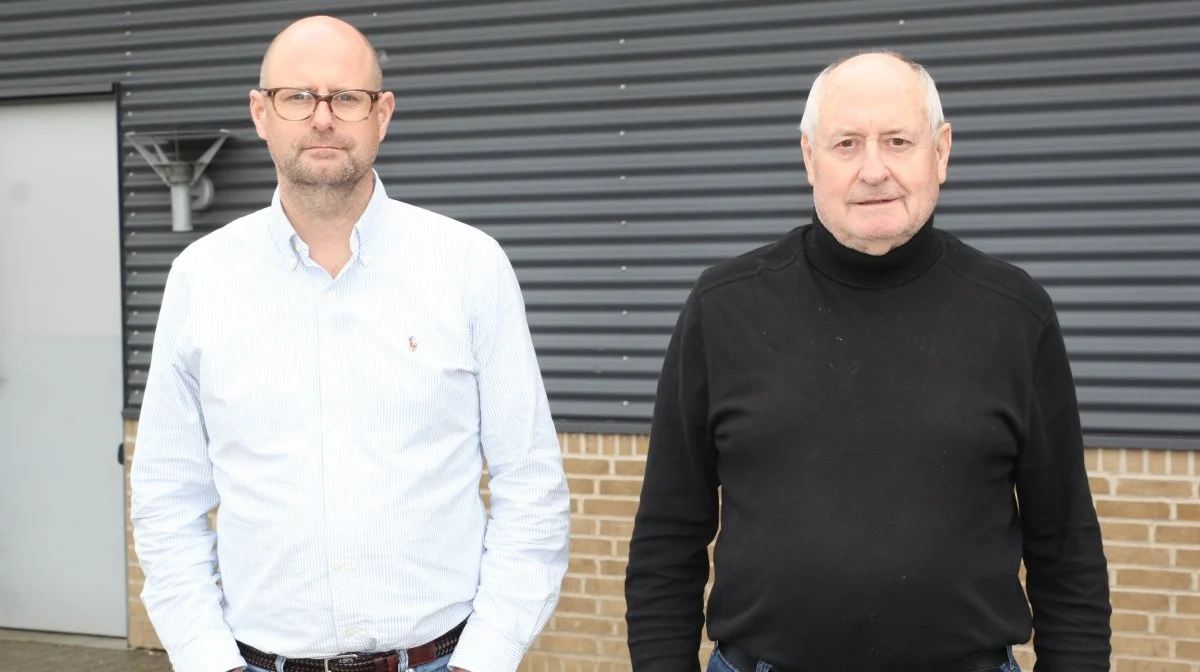 Jacob og Ole P. Jørgensen ser store fordele i blandt andet at sætte solceller op på landbrugsejendomme. Fotos: Henriette Lemvig