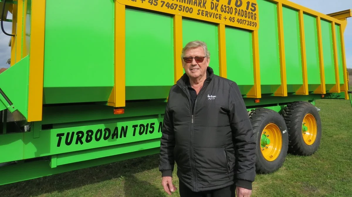 Svend Lassen har i dag 25-års jubilæum med sit firma, Turbodan Danmark ApS, der er kendt blandt landmænd og maskinstationer for de populære, traktordrevne Turbodan-mobiltørrerier. Her ses han ved et fabriksnyt eksemplar. 