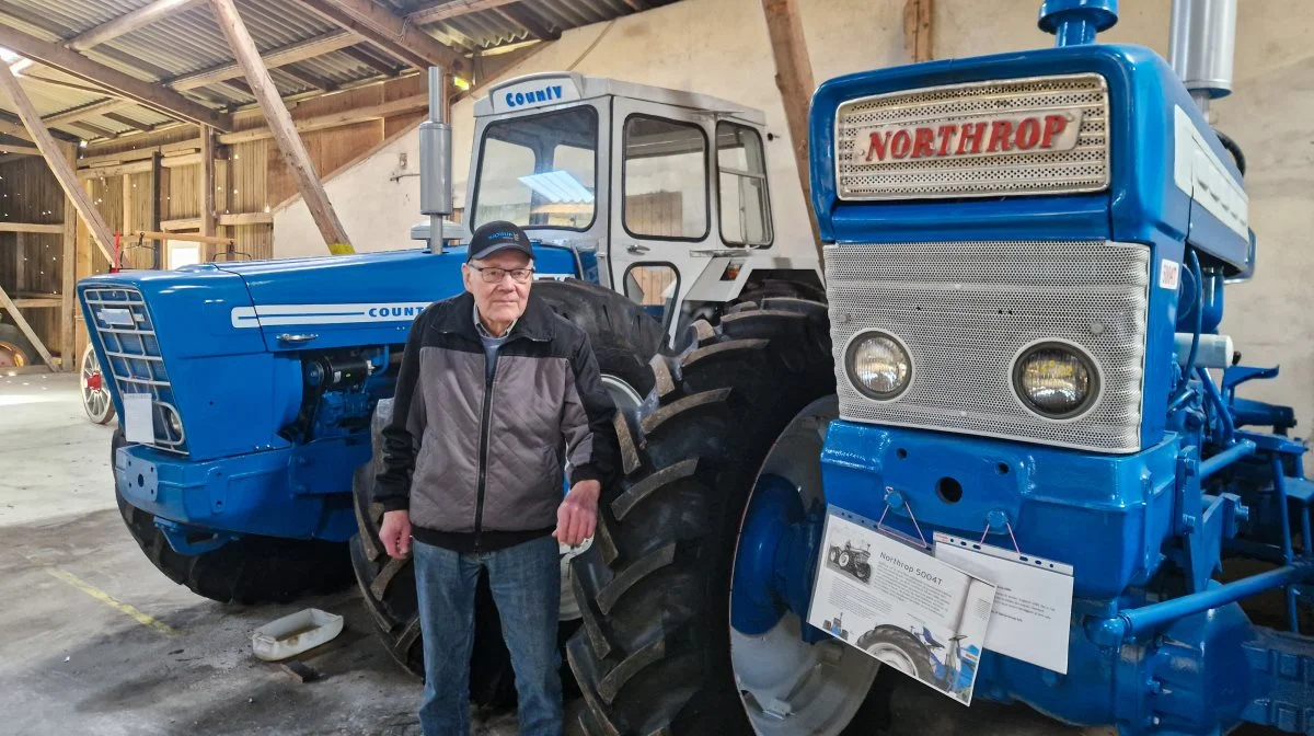 - Når de får en traktor ind, som de ikke lige ved, hvad de skal gøre med, så ender den ofte heroppe hos mig, lyder det fra Jens Lyby.