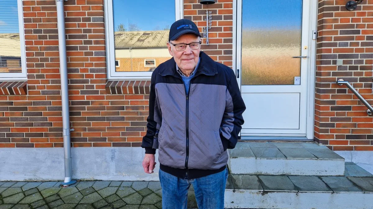 - Nu er det faktisk endt med, at de den 1. oktober sidste år købte hele gården her, inklusiv stuehuset. Vi sidder faktisk til leje her nu, heldigvis på fine betingelser.