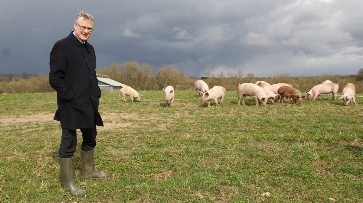 Fødevareminister Jacob Jensen (V) glæder sig over den nye aftale mellem Danmark og Bangladesh, der skal modvirke madspild i det asiatiske land, og sikre mere effektive fødevareforsyninger. Foto: Henriette Lemvig