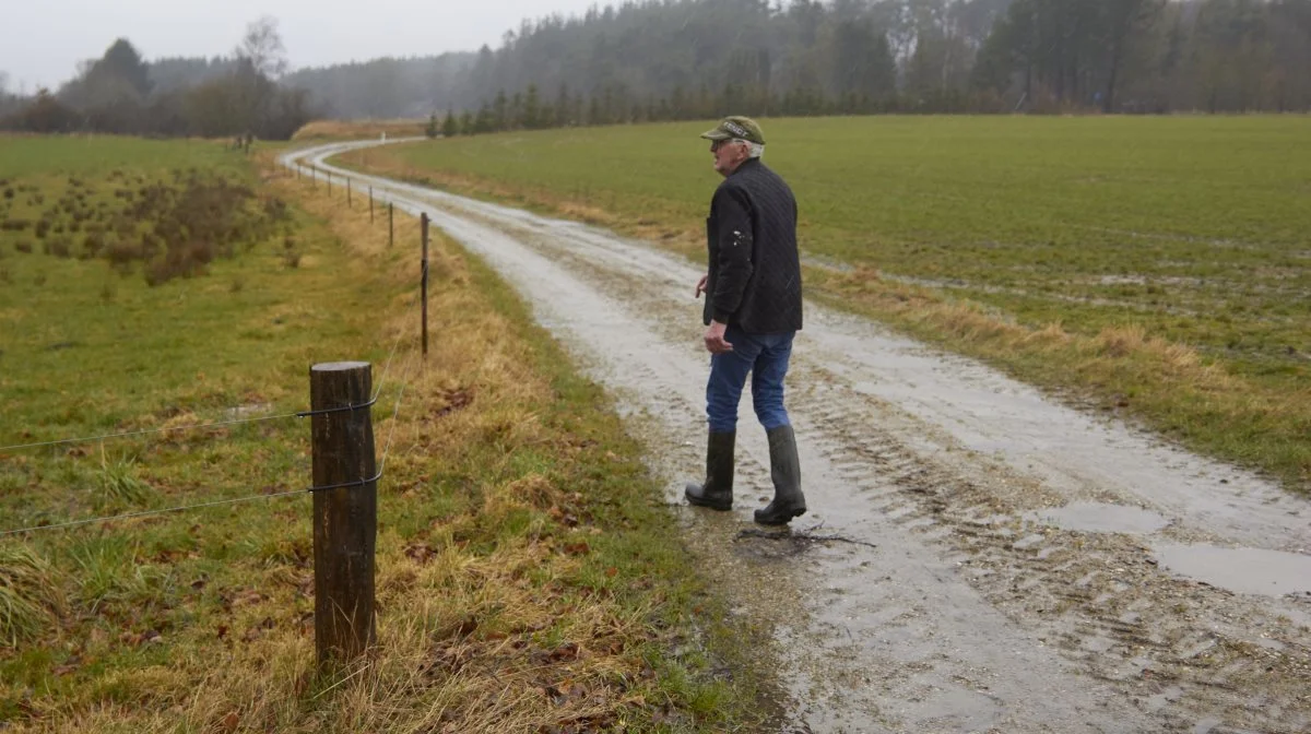 To år måtte Jørgen Bech, Himmerland, vente på sine penge efter salget af 11 hektar jord til et naturprojekt. Fotos: Tenna Bang