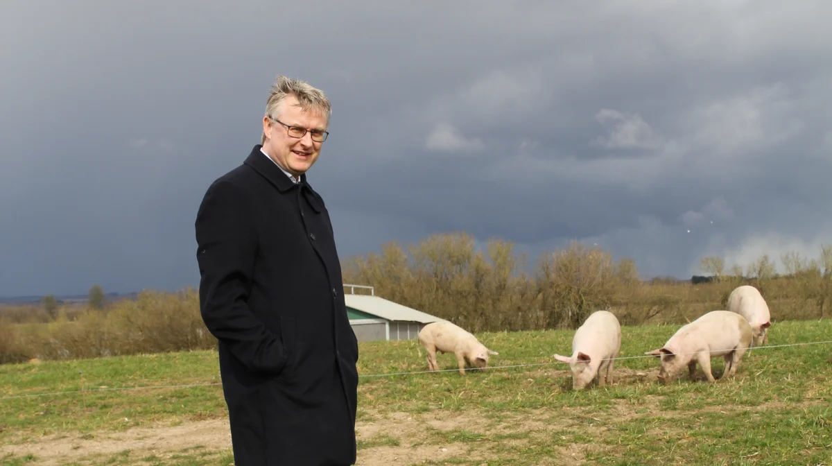 Fødevareminister Jacob Jensen (V) glæder sig over de nye tal for fund af PFAS i økologiske æg, der er langt under grænseværdierne. Foto: Henriette Lemvig