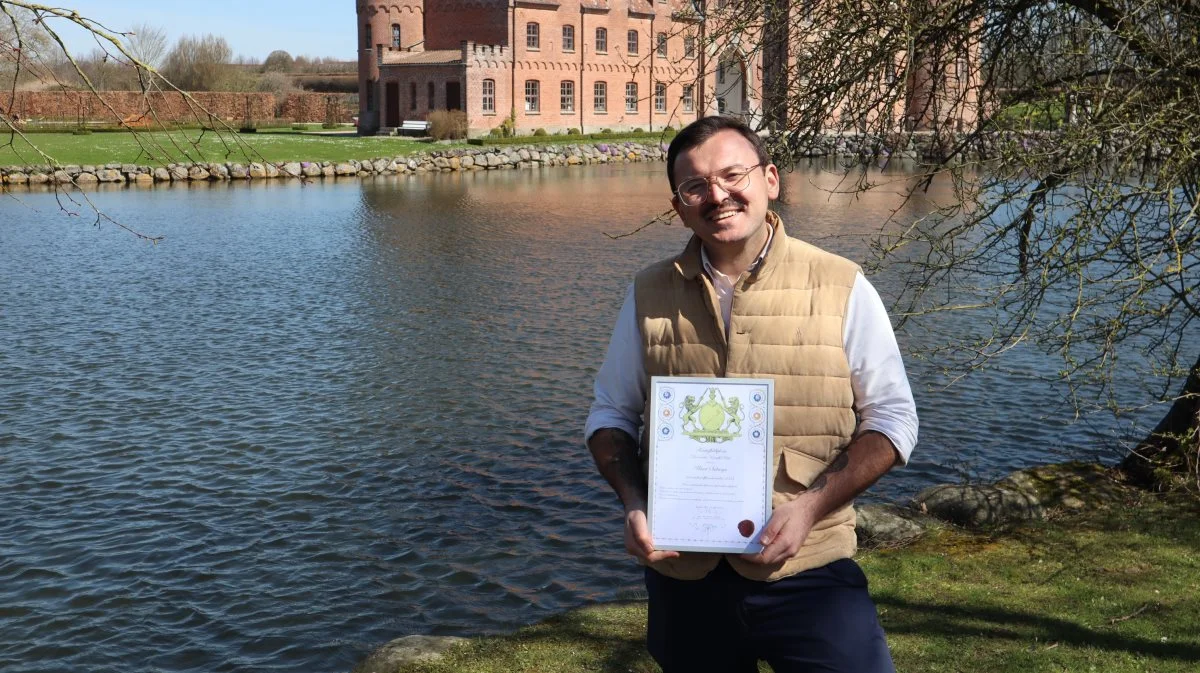 Umut Sakarya er dansk kok med tyrkisk oprindelse og blandt andet kendt for sine tidligere restauranter, Guldkroen og Guldgrillen, hvor han serverede klassiske danske retter, samt for en sprudlende fremtræden i flere tv-programmer og medier. Nu kan han også skrive årets kartoffel-ambassadør på sit cv.