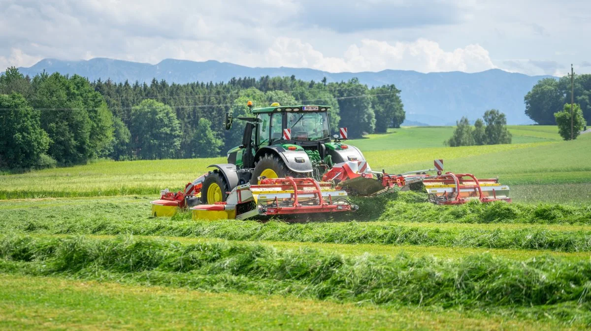 Pöttinger Novacat V 10000 butterflysættet har en arbejdsbredde på 10,2 meter og leveres med sektionskontrol. Hver enhed på butterflysættet har en arbejdsbredde på 3,46 meter, hvor der er overlap i kurvekørslen, og skårlæggeren kan også via gps tilpasse sig kurvekørsel. Pressefoto