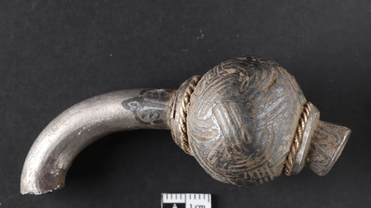Smykket stammer formentlig fra et plyndringstogt, og de danske vikinger har ikke værdsat smykkets fine kunstneriske detaljer. For dem var det udelukkende sølvsmykkets vægt, der var af betydning. Derfor er ringnålen blev hakket i stykker, og det meste af smykket er formentlig blevet brugt som betalingsmiddel eller omsmeltet til nye smykker i skandinavisk stil.