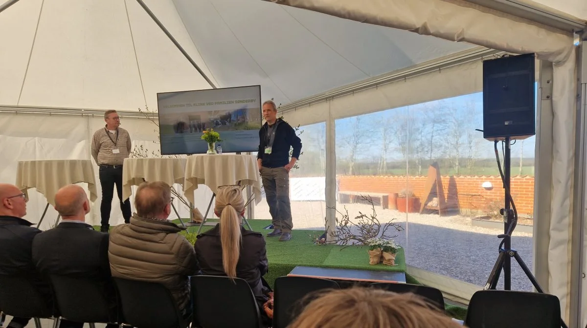Torben Sønderby (th.) havde sommerfugle i maven, da han inviterede høj og lav til gården Klink i Vestjylland for at vise Danmarks første Innovationsgård i Arla-regi frem. Fotos: Henning K. Andersen