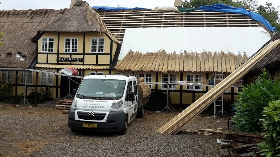 Eksempel på et hus på landejendom, hvor Arne Klüwer tidligere har skiftet et tækketag. Privatfoto