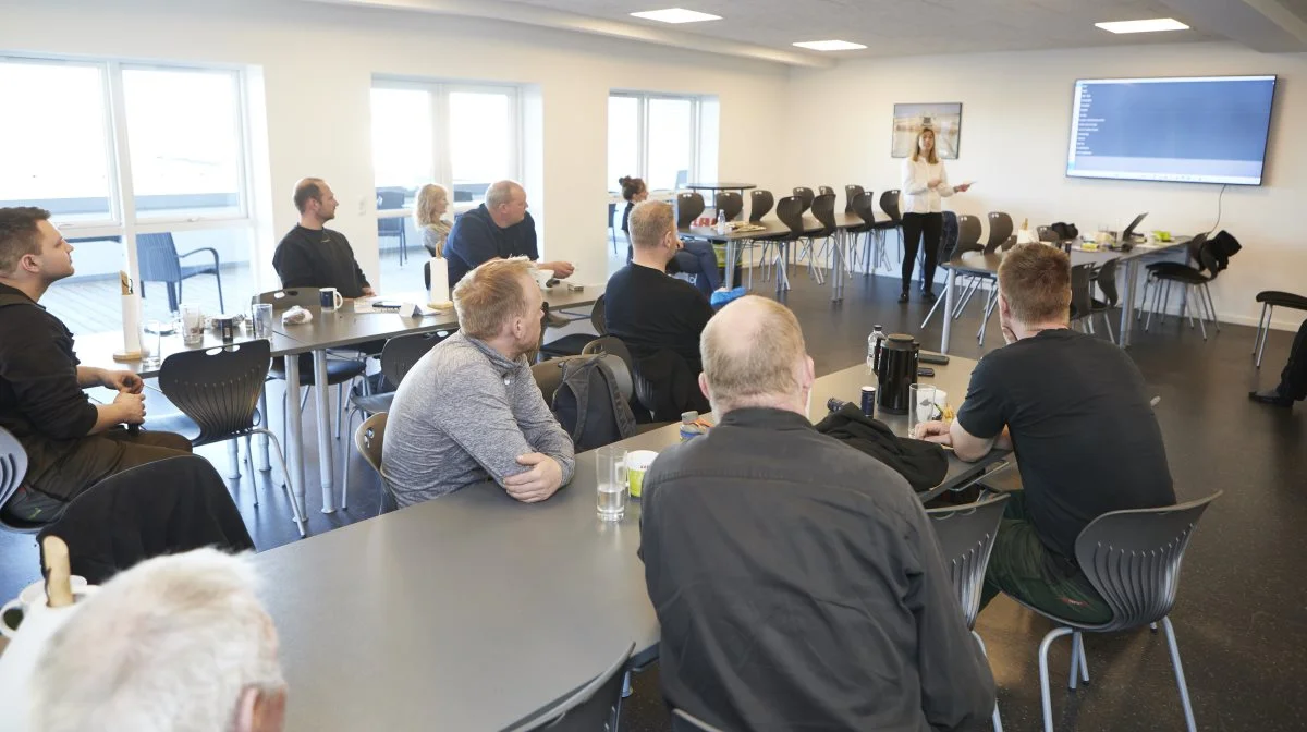 Til den store kantine er tilknyttet køkken med madordning for medarbejderne. Her er servicemontører på et internt kursus om et timestyringsprogram.