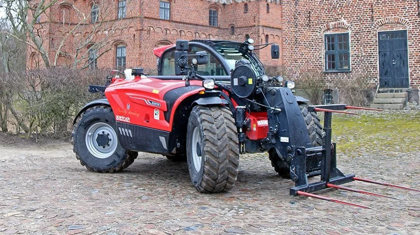 Manitous største landbrugsteleskoplæsser, MLT1041-145 PS+ L i statelige omgivelser på Borreby Herreborg. Fotos: Scantruck