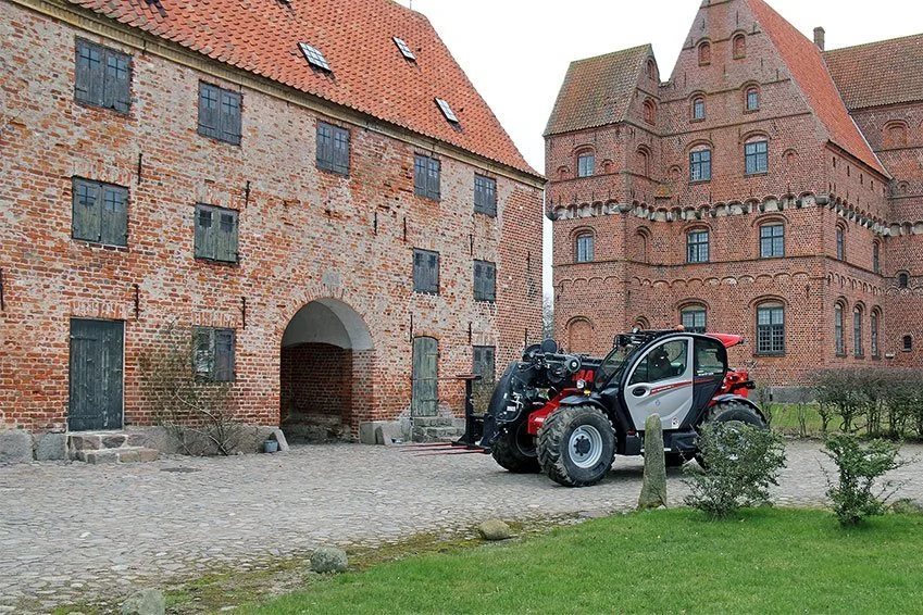 Den nye Manitou i idylliske omgivelser, som bliver anderledes dystre i efterårsferierne, hvor de gamle spøgelser for alvor giver den gas.