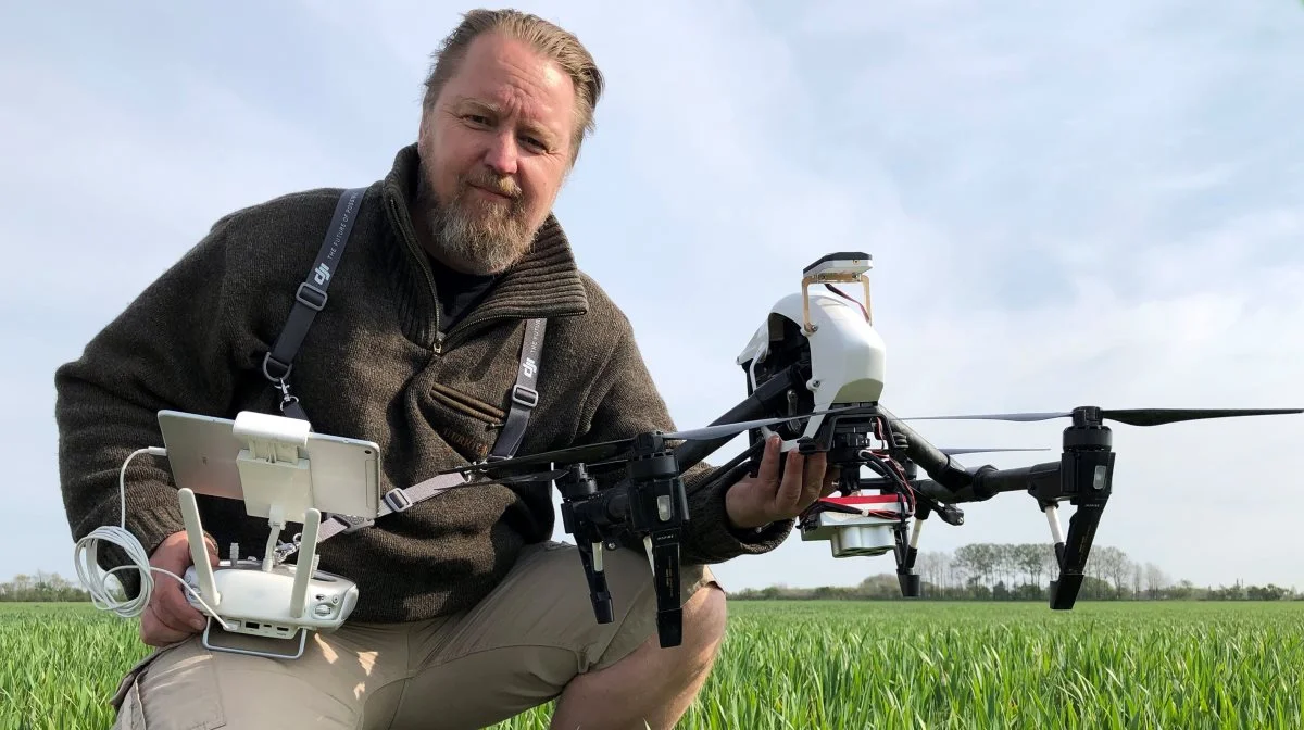 På billedet: Per Valentin Lund i marken med dronen. Foto: Farmbrella Press