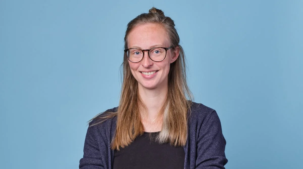 Når kalven først har indtaget coccidieæg, vil den udvise de første symptomer cirka tre uger senere. Men her er det for sent at behandle mod selve parasitten/æggene, forklarer kvægrådgiver i Sagro, Charlotte From Katholm.