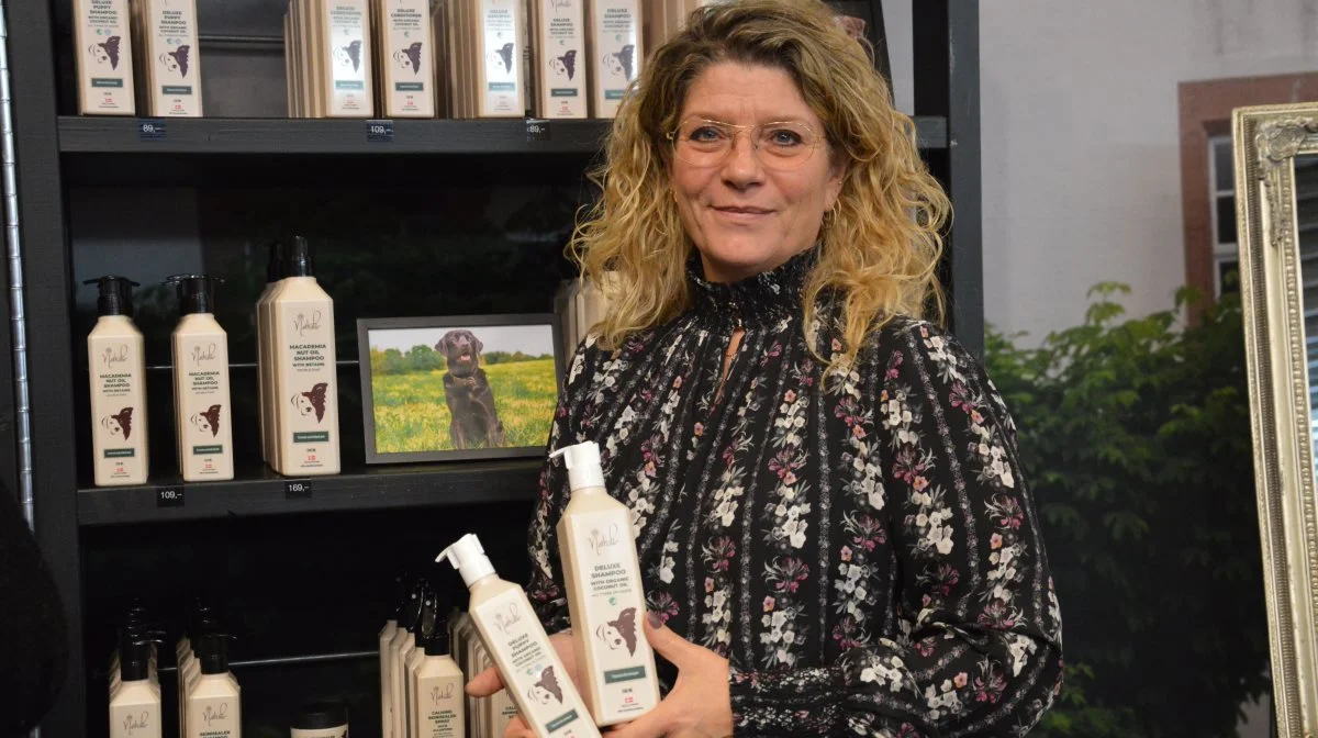 Salgsansvarlig hos Nathalie Care, Christina Scharf glæder sig over, at de velkendte produkter til heste nu er suppleret med plejeprodukter også til hunde. Fotos: Camilla Bønløkke
