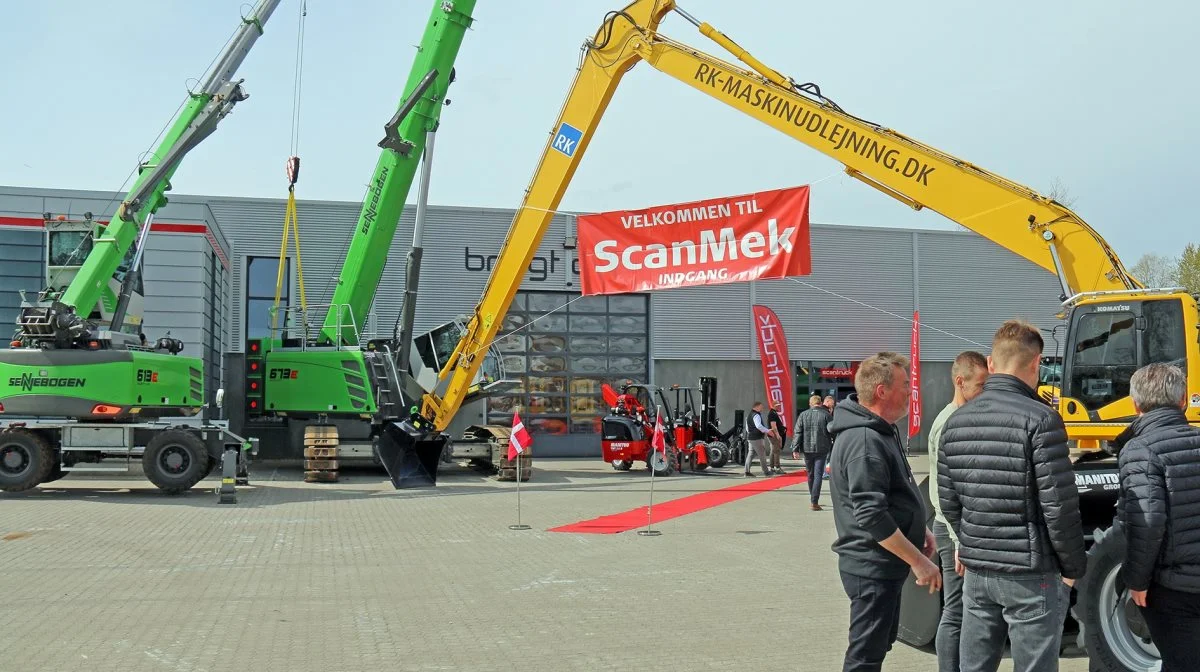 Det store grej var kørt i stilling til at byde ScanMek-gæsterne velkommen, og trafikken foregik eksemplarisk med maskiner i både rød, gul og grøn. Foto: Scantruck A/S