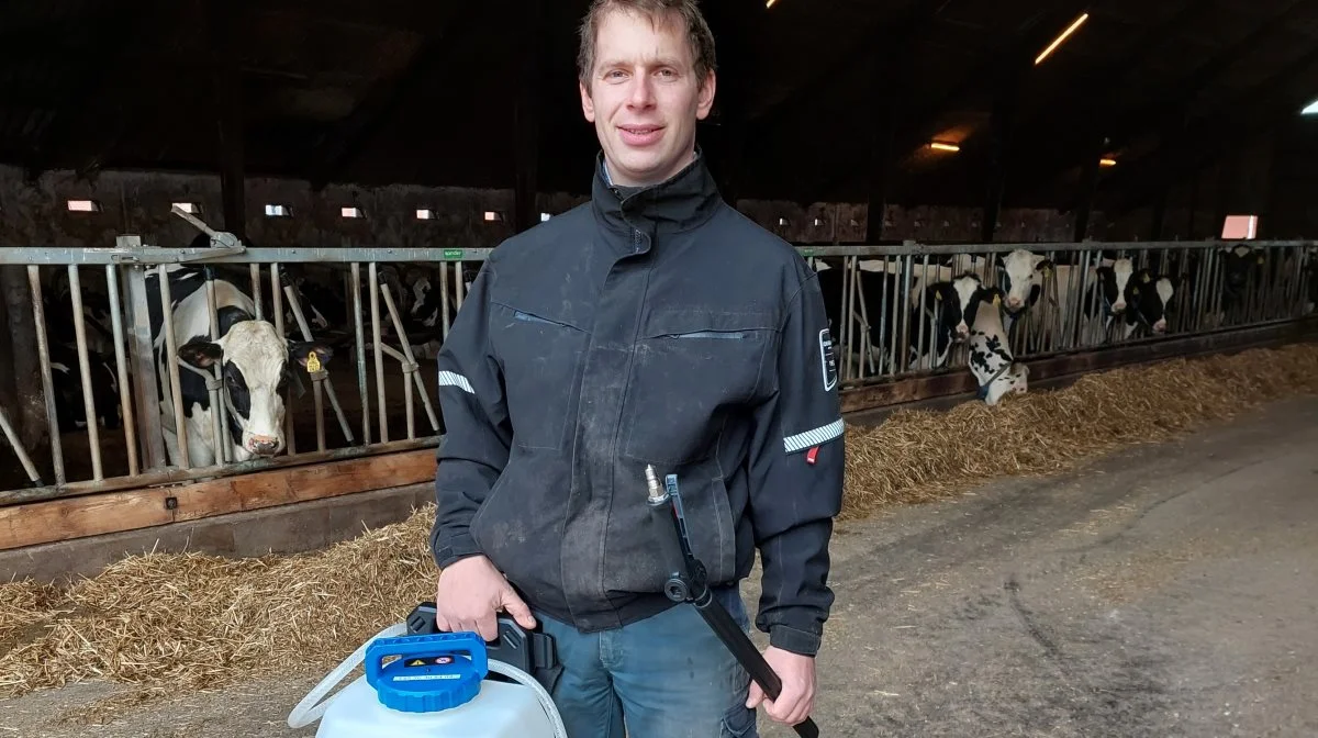 Primecare-RØRKÆR, der er blandt erhvervsudstillerne i forbindelse med Det Sønderjyske Fællesdyrskue i Aabenraa, har netop leveret klovspray nr. 100 til Claus Dalgas Nissen som driver Kærgård ved Højer med 700 køer.