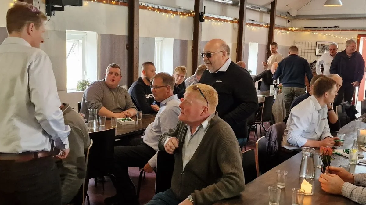 Ebbe Nielsen (siddende i midten), formand for Ø.Ø. Halm, ønsker et bredere, landsdækkende samarbejde om de fremtidige store halmmængder. Her i en pause på mødet for halmleverandører i det østlige Danmark.