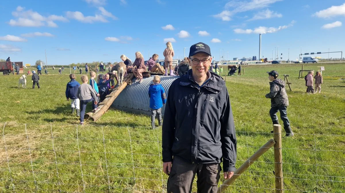 Vejret var perfekt til åbningen af Loppen i Holstebro, og det var - sammen med besøget fra 100 børn - med til at få smilet frem hos primus motor Anders Ørts. Fotos: Henning K. Andersen