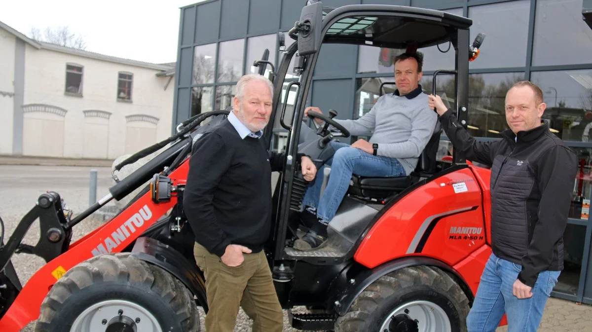 Scantrucks Manitou-distriktschef for Sønderjylland og Fyn, Otto Madsen (til venstre) byder medindehaver Finn Homilius (i førersædet) og maskinsælger Kristian Work velkommen ombord.