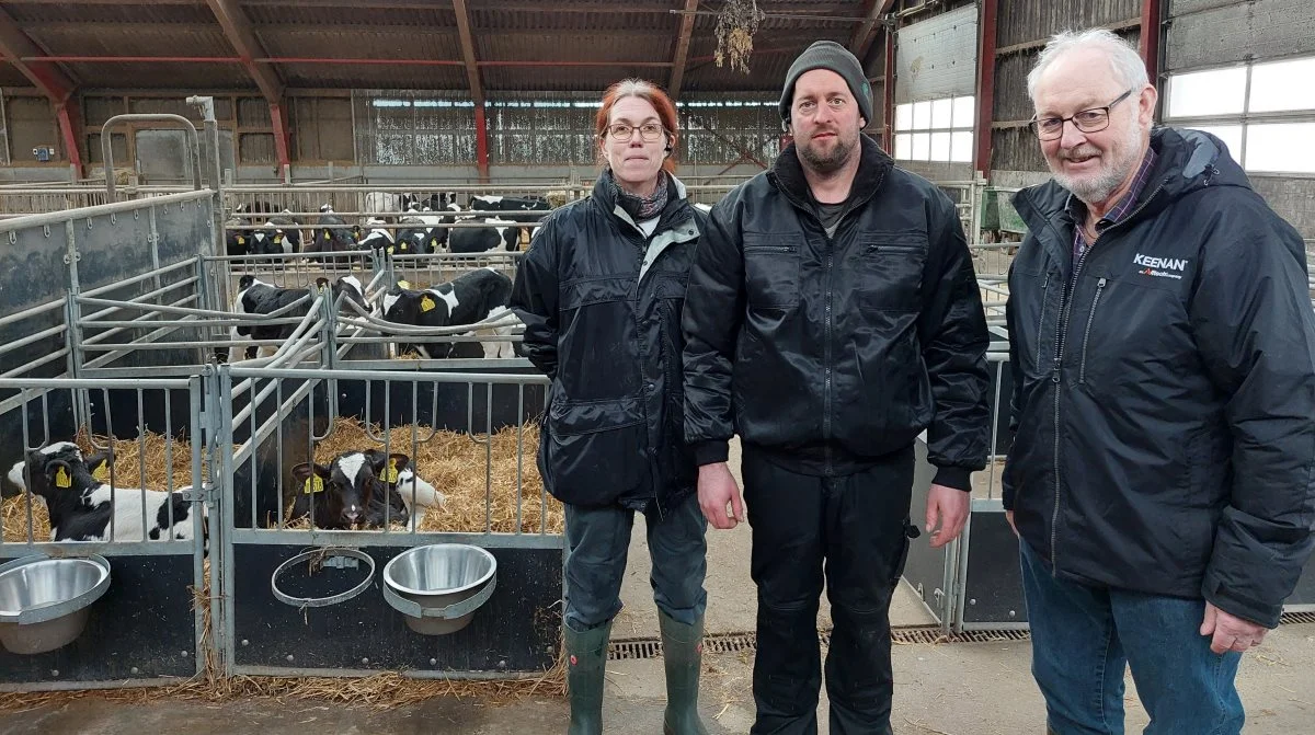 Fra højre: Carsten Houmann, Alltech, Torben Jessen og Maria Jessen i stalden, hvor kalvene i dag er i topform. Foto: John Ankersen