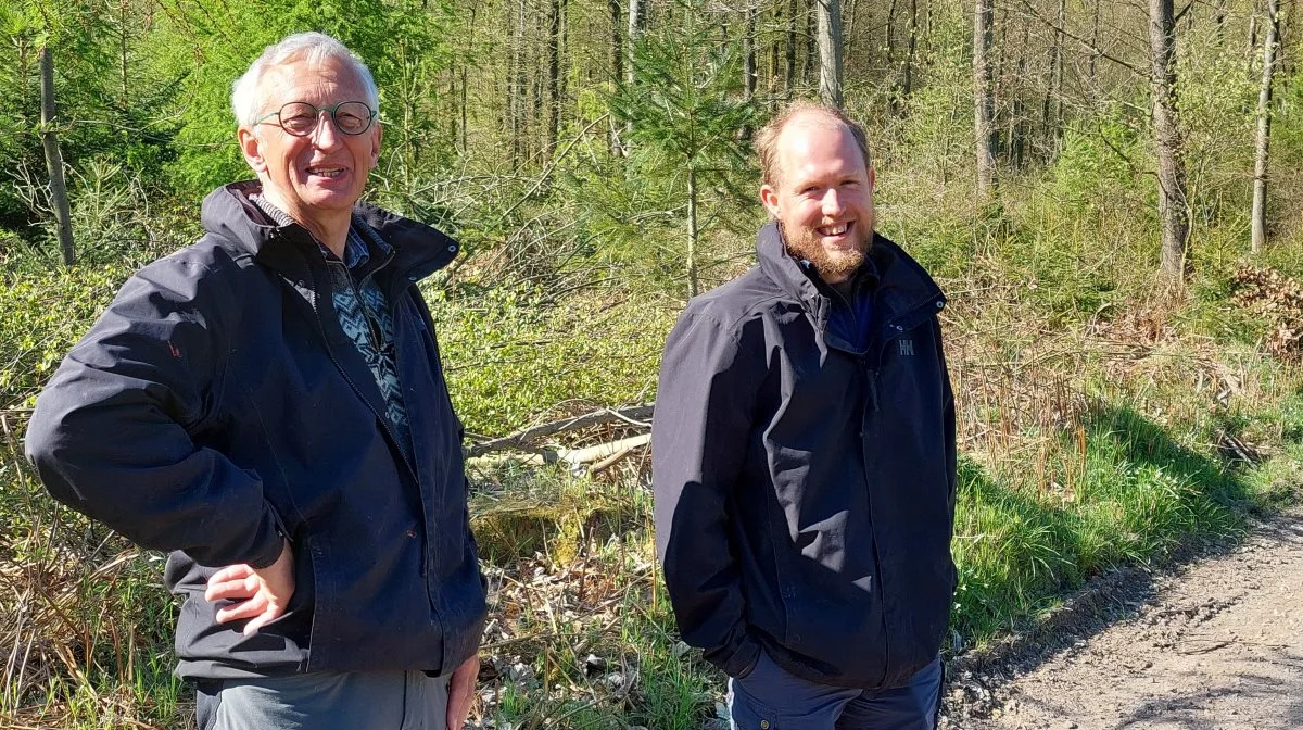 Jørgen Langdahl Olesen (tv) og Thøger Glinvad Hansen (th) ser alt for mange skovejere, der ikke renholder deres kulturer.