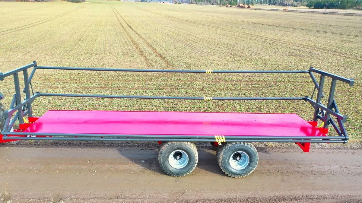 Den nye Metsjö MetaBale-trailer har en flad overflade på 9,5 meter og en nyttelast på 21 tons. Traileren har hydraulisk affjedring med laserjusterede aksler og er udstyret med loadsensing luftbremser. Pressefoto