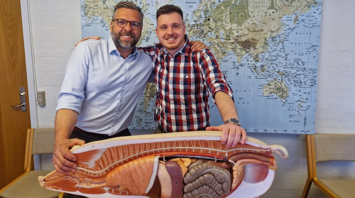 Kristian Viekilde (til venstre) har sammen med ukrainske Evgeniy Bessarab sat gang i et fagligt netværk, der hjælper ukrainske landbrugsmedhjælpere med at blive klogere på svineproduktion i Danmark. Foto: Henning K. Andersen