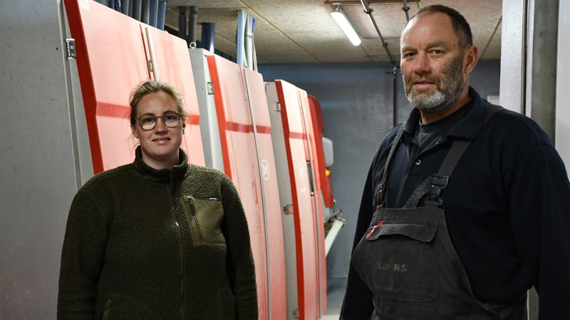 - Vi startede med at malke i det nye den 20. oktober sidste år. Det er dejligt med robotterne. Det har været et stort ønske i mange år – og køerne er også glade for de nye rammer, fortæller Søren Brems – her sammen med datteren Marie Brems. Fotos: Camila Bønløkke