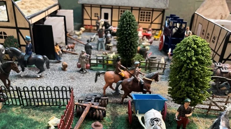 Udstillingen omfatter et væld af modeller af gårde, marker, maskiner og mennesker.