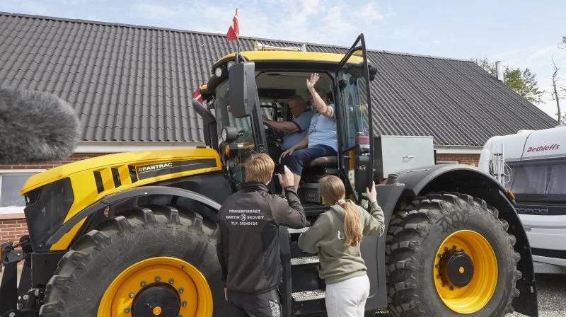 5.000 kilometer ventede forude, da familien søndag formiddag vinkede farvel på gårdspladsen til Bodil og Allan Lyngsø i JCB-traktoren. Går det helt efter planen, er parret tilbage den 1. juli på Strandagergård ved Odense fra turen til Nordkap. Fotos: Erik Hansen