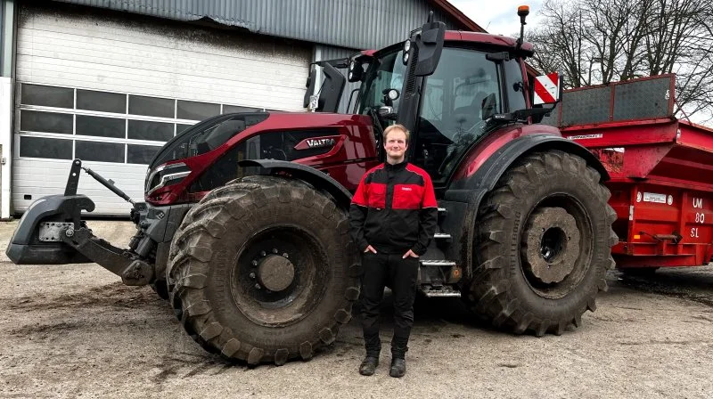 Planteavler Nicklas Kousgaard Jørgensen driver sammen med hans onkel »Stenager Økogrise« ved Hovborg, der producerer frilandsgrise. Markbruget er på 350 hektar og bedriftens nye Valtra Q305-traktor har begejstret planteavleren.