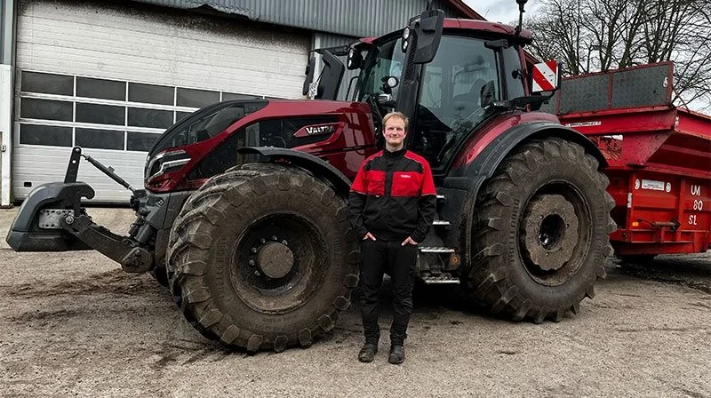 Nicklas Kousgaard Jørgensen driver sammen med sin onkel landbruget Stenager Økogrise ved Hovborg i Sydjylland. Her dyrker han primært foderkorn til grisene, samt hestebønner og lupiner. På gården har de i alt fem Valtra-traktorer med alt lige fra 100 til 300 HK. Den nye Q305 den største traktor, de har haft til dato.