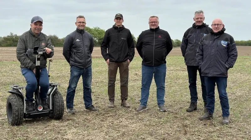Et besøg på demomarken ved Lunderskov. Fra venstre ses udstillingsleder Erik Nissen, Dansk Maskinhandlerforening, Jacob Alsing Axen, Michelin, Jens Bjerggaard Kristensen, Sagro, Keld Andersen, Bridgestone, Aage Boller, Michelin og Dan Hansen, Michelin.