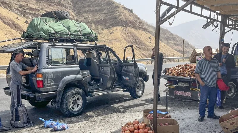 Det er kun muligt at køre gennem de storslåede Pamir-bjerge i 4-hjulstrækker, som på studieturen kun vil have fem passagerer plus den lokale, rutinerede chauffør. De lokale kan godt finde på at være op til 10 passagerer. Fotos: Jens Harrekilde
