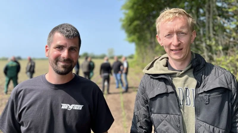 Christian Frigaard og Kristian Hauge Nielsen har sammen investeret i en stor drone fra DJI. Torsdag afholdt de sammen med Brøns Group en demonstration i marken, hvor 35 interesserede kom og hørte om nogle af idéerne bag investeringen. Foto: Kasper Stougård