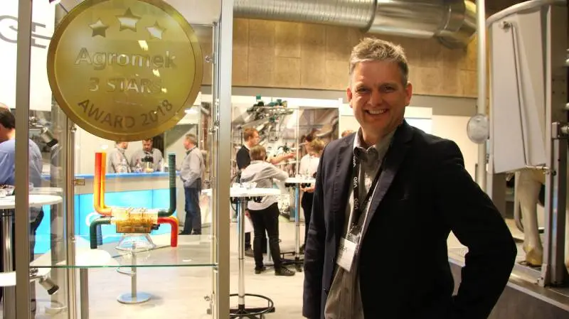 GEA DairyMilk M6850-sensoren, som Hans Kargaard Schulz fra Ullerslev-virksomheden her viser, har fået tre stjerner på Agromek. Foto: Christian Carus