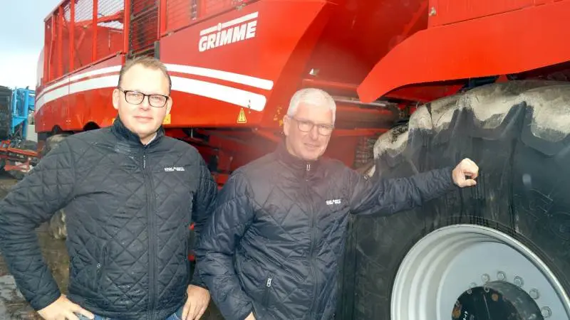 Direktør Anders Mikkelsen (til venstre) og salgsdirektør Anders Hansen fra Karl Mertz ved en Grimme-roeoptager.