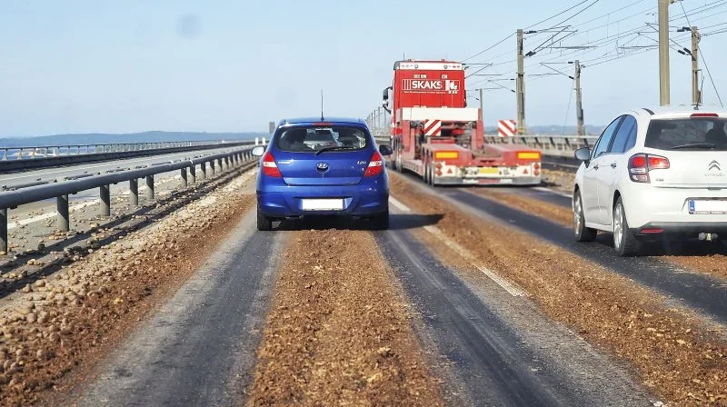 Storebæltsbroen ved 8-tiden i dag - kartofler over det meste af Vestbroen. Der er 50 km/t fra øst mod vest, mens der næsten er lukket for gennemkørsel fra vest mod øst med kilometerlang kø til følge. Foto: Jørgen P. Jensen