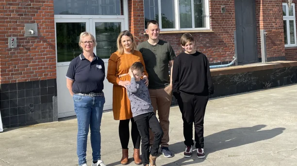 På billedet ses Laila Frederiksen (tv) og Morten Kongsbak Jensen (nr. to fra højre) med sin familie. Fotos: Jernved Mejeri