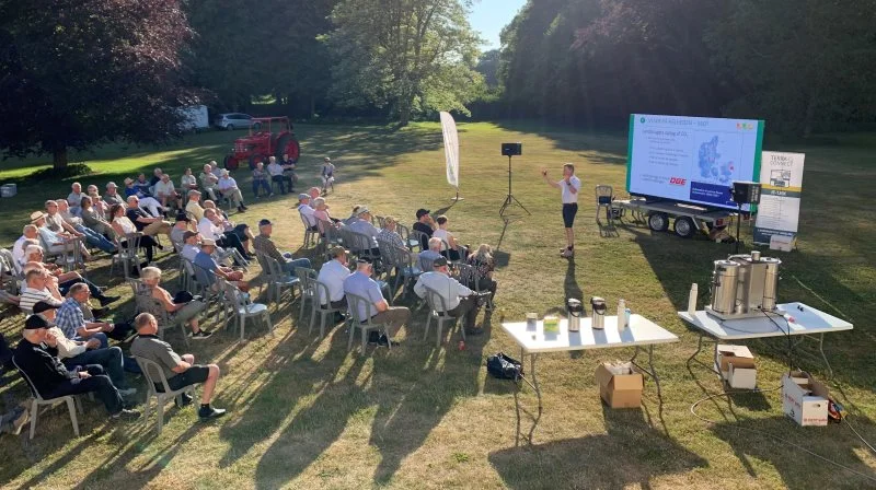 Bæredygtigt Landbrugs formand, Peter Kiær (stående til højre), var næsten på hjemmebane, da foreningen holdt det sidste sommermøde. Foto: Jesper Hallgren