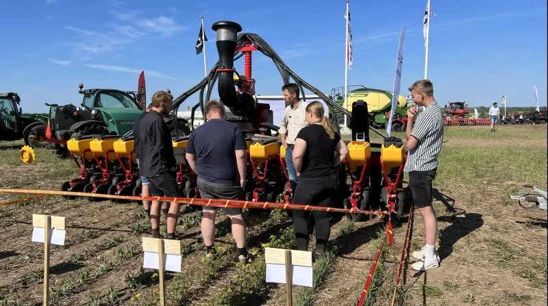 Asger Jørgensen fra Väderstad oplever stor interesse for de mange muligheder, der er med Väderstad Tempo. Fotos: Kasper Stougård