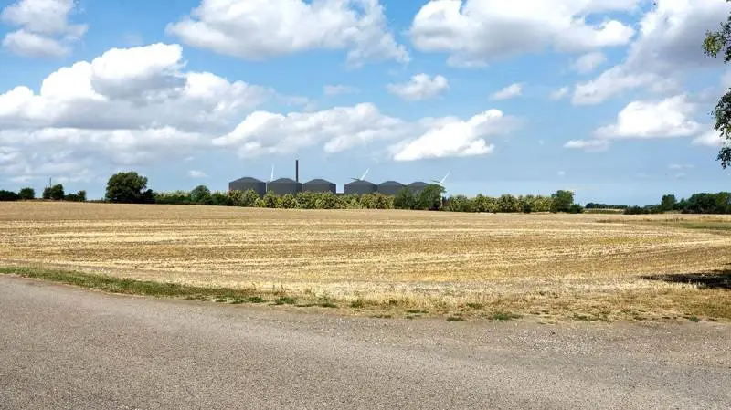 Sådan er det visualiseret, at det nye biogasanlæg placeret i landskabet kommer til at se ud. Visualisering: Henrik Gedsoe Askanius