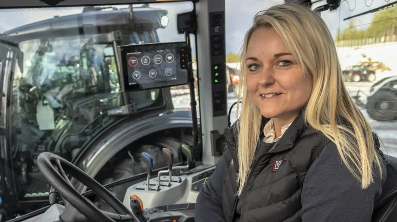 Ifølge Janni Lysgaard, der er Marketing Specialist hos Valtra Danmark, tilbyder Valtra Unlimited Studio-konceptet uanede muligheder for at få skræddersyet netop den traktor kunden har behov for. Fantasien sætter næsten ikke grænser for muligheder. Pressefoto