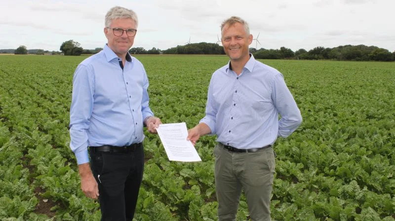 Troels Frandsen, formand for Danske Sukkerroedyrkere (tv), og Claus Nørgaard, chef for Agricentret i Nordic Sugar. Foto: Danske Sukkerroedyrkere