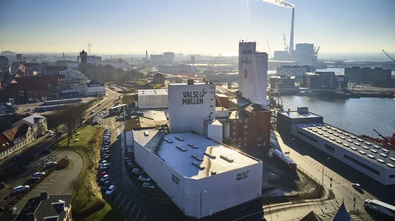 Valsemøllen har tre møller i Danmark: Esbjerg, Svendborg og Køge. Her produceres mel, specialmel, blandinger til brød og kager,
adskillige slags morgenmadsprodukter, kerner, flager og frø. Produkterne afsættes til industri, eksport, foodservice, bagerier og detailhandel.
Valsemøllen beskæftiger cirka 130 medarbejdere. Fotos: Valsemøllen