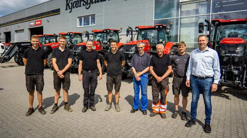 Fra venstre mod højre ses Rasmus Sørensen, medejer Lindaa-Balle Maskinstation, Frederik Sørensen, medejer, Alf Sørensen, medejer, Mathias Vernersen, maskinfører, Arne Feldballe, maskinfører, Ivan Kristensen, Maskinfører, Jørn Andersen, værkstedsleder, S.D. Kjærsgaard samt Claus Sommer, Case IH-sælger, S.D. Kjærsgaard. Fotos: Alexander Dornwirth