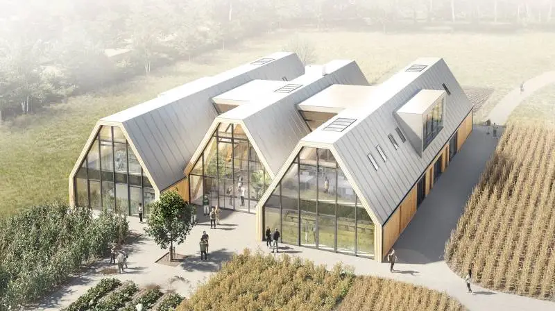 I forlængelse af skolen tiltænkes udearealer med referencer til landbruget. Mark-lodder strækker sig ud fra bygningen og giver mulighed for aktiv hands-on undervisning lige udenfor undervisningslokalerne. Markerne kan også anvendes af eksterne faglige aktører til udstilling og af brugere af området som et sted, hvor langbruget kan ses, duftes og føles. Fotos: Herningsholm Erhvervsskole & Gymnasier