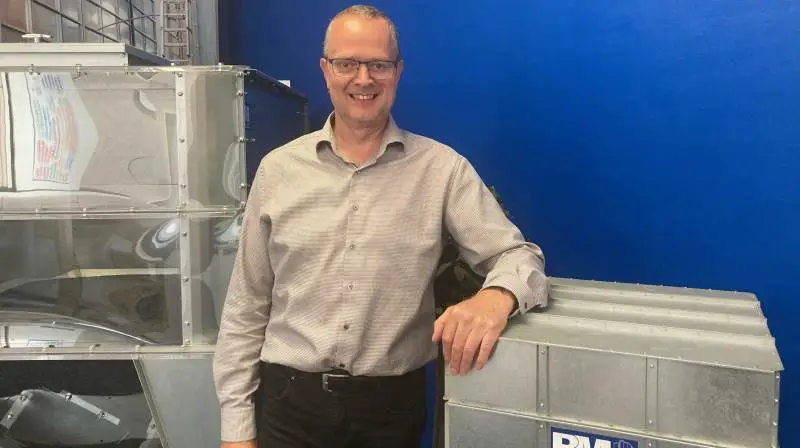 BM Basic er en silo der udmærker sig ved et simplere design og en lavere pris. BM Basic kommer i fire størrelser med to typer bund. Her ses ejer og R&D director for BM Silo Claus Martinsen. Foto: BM Silo.