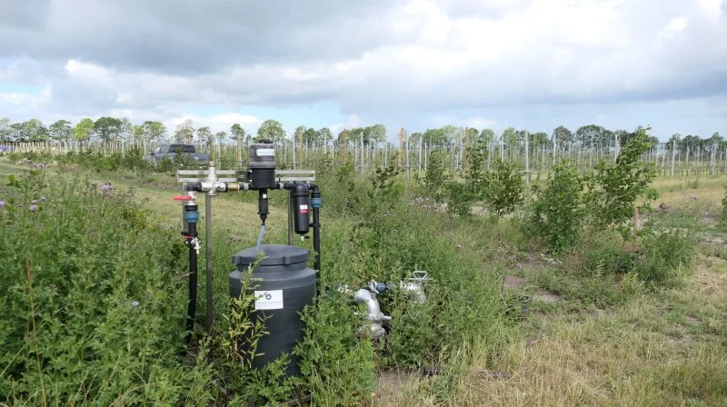 For hver sektion i det nye nytilplantede areal til frugt- og bærforskning er der mulighed for vanding og nøje afmålt gødningstildeling i disse gødningsblandere. Foto: Bøje Østerlund.