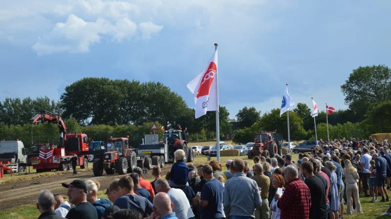 - Vi håbede på 15 deltagere. Sådan lød det fra formanden for det nystiftede Ærø Traktortræk, imens et halvt hundrede trækkere så godt og vel fik prøvekørt banen i Vesterløkke ved Ærøskøbing og sikrede en succesfuld debut for arrangørerne. Datoen for næste års træk er derfor allerede sat.